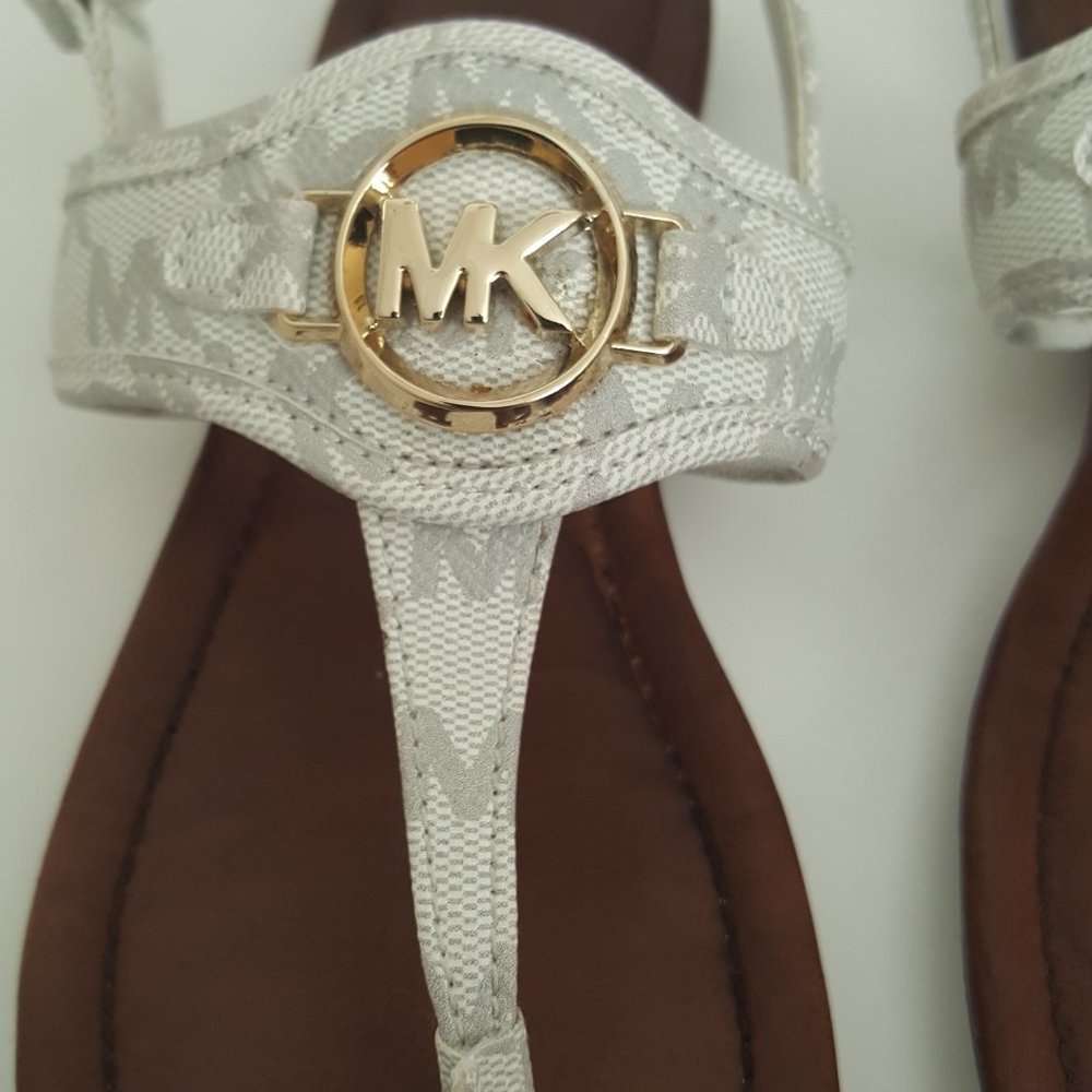 Girl's MICHAEL KORS MK Logo Plate White Thong Sandals Size 4 - Picture 8 of 13